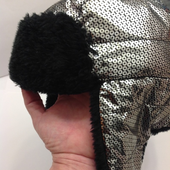 🎉HP🎉 Adorable Girl's Winter Hat - Picture 3 of 3